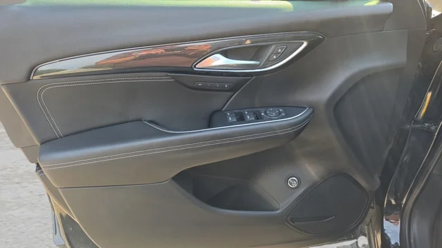 Used 2022 Ebony Twilight Metallic Buick Essence image 18
