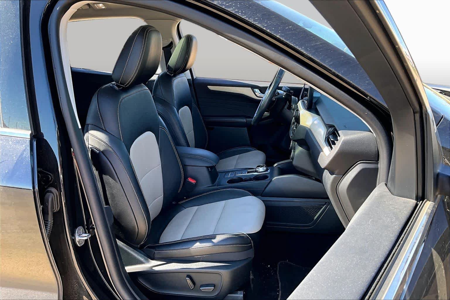 Used 2022 Agate Black Metallic Ford Titanium image 9