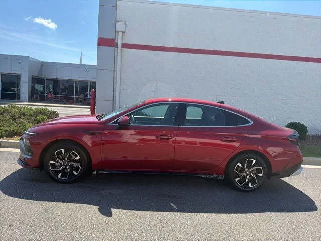 Used 2025 Red Hyundai SEL image 4