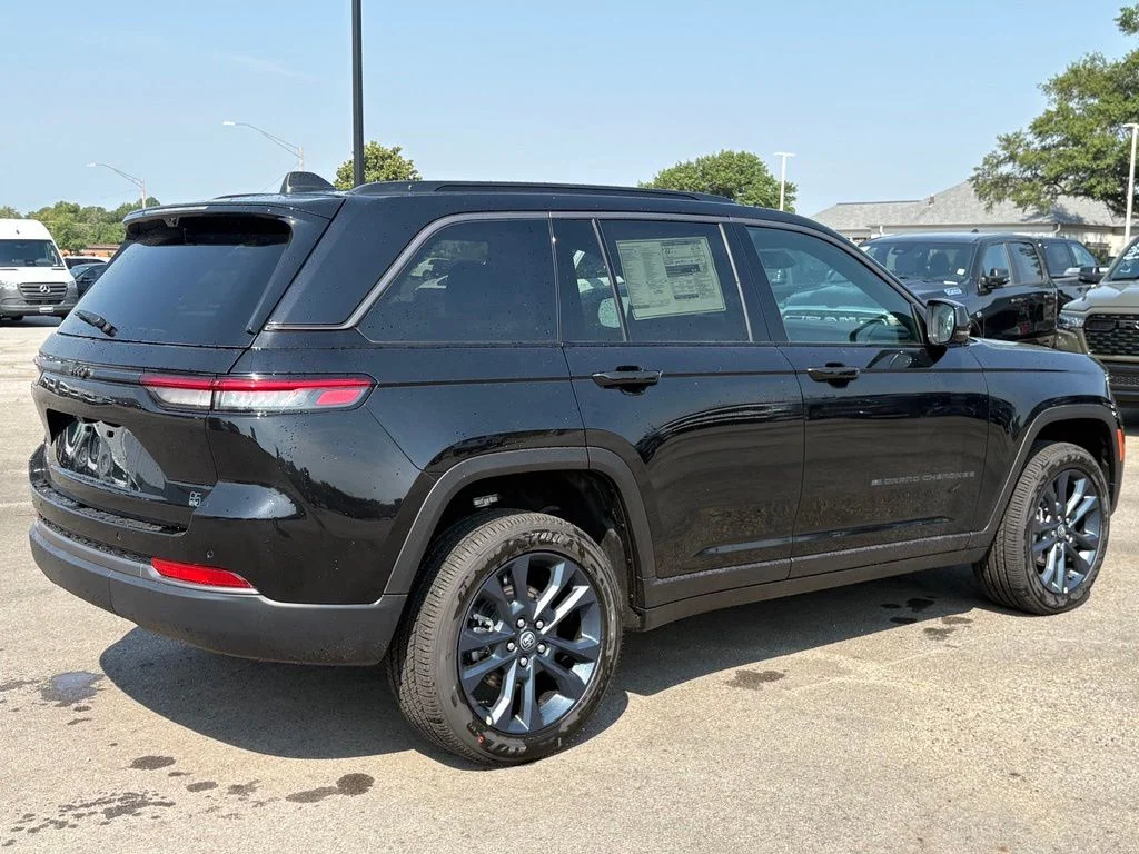 New 2026 Diamond Black Crystal Pearl-Coat Exterior Paint Jeep  image 8