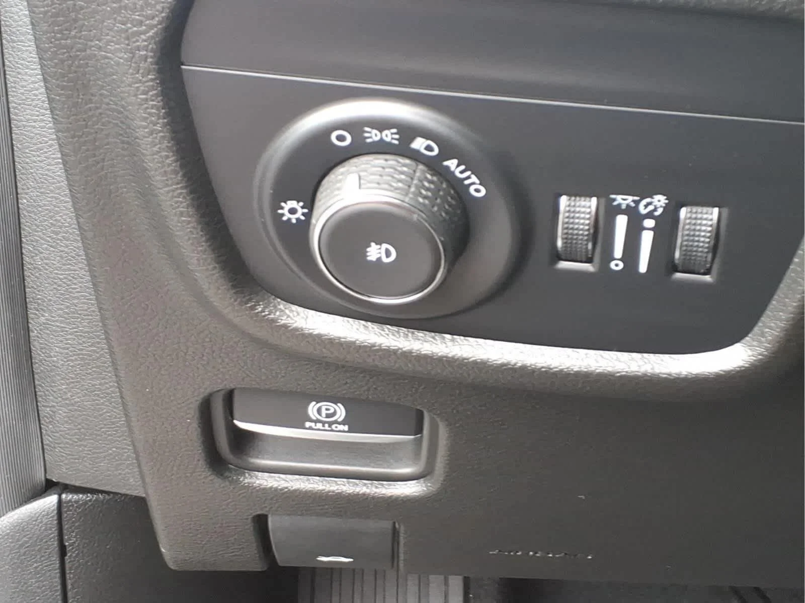 Used 2023 Diamond Black Crystal Pearlcoat Jeep Limited image 21