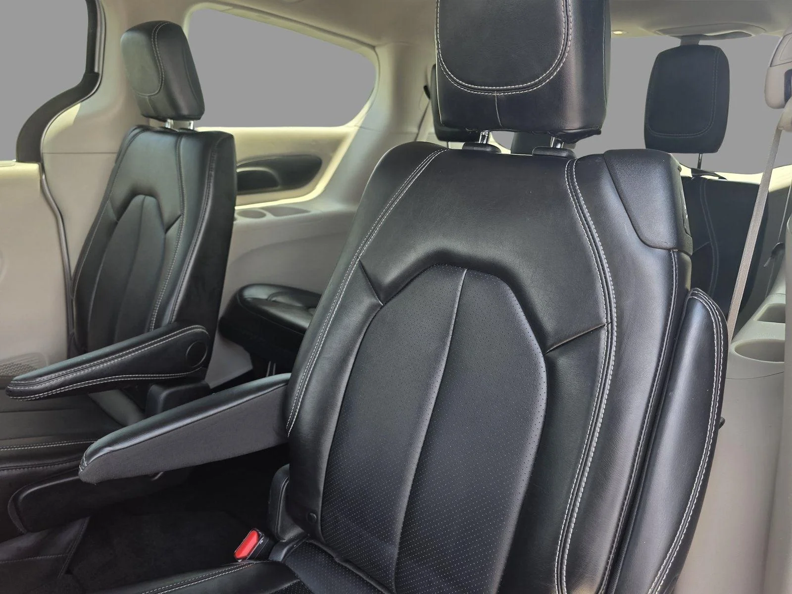 Used 2024 Silver Mist Clearcoat Chrysler Touring L image 28