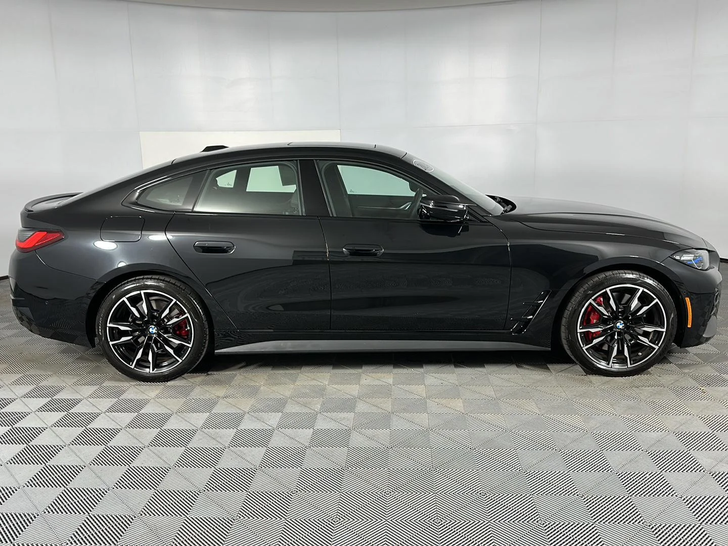 Used 2024 Black Sapphire Metallic BMW M440i xDrive image 29