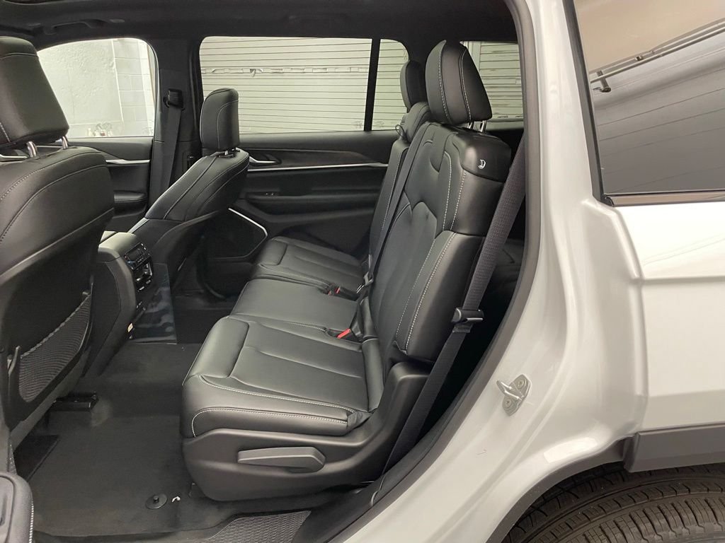 New 2026 Bright White Clear-Coat Exterior Paint Jeep Limited image 15