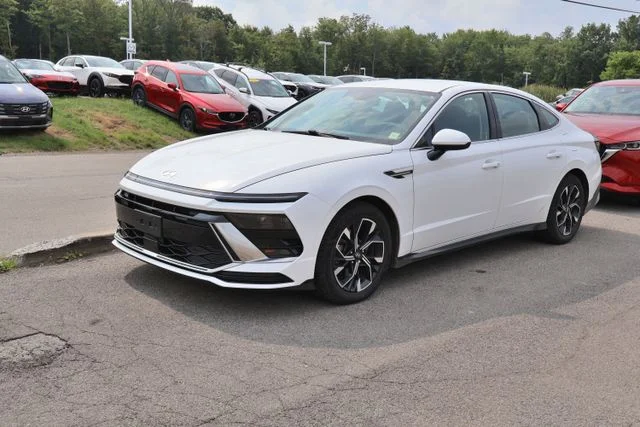 Used 2025 White Hyundai SEL image 2