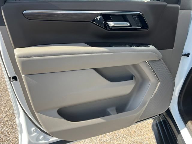 Used 2025 Summit White Chevrolet LS image 28
