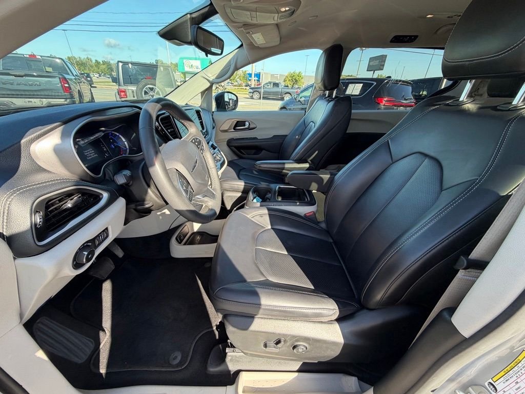 Used 2023 Silver Chrysler Touring L image 10