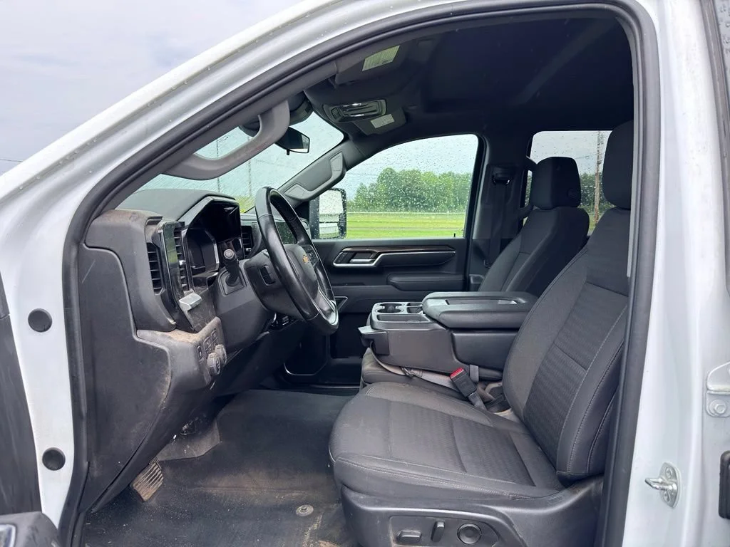 Used 2025 Summit White Chevrolet LT image 2