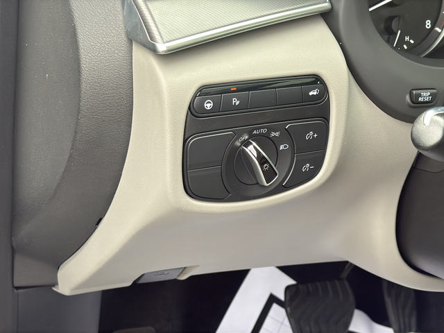 Used 2023 White INFINITI LUXE image 27