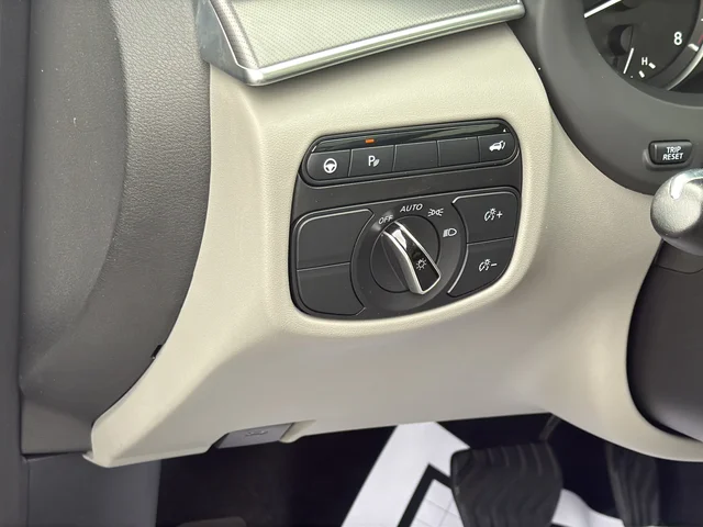 Used 2023 White INFINITI LUXE image 27
