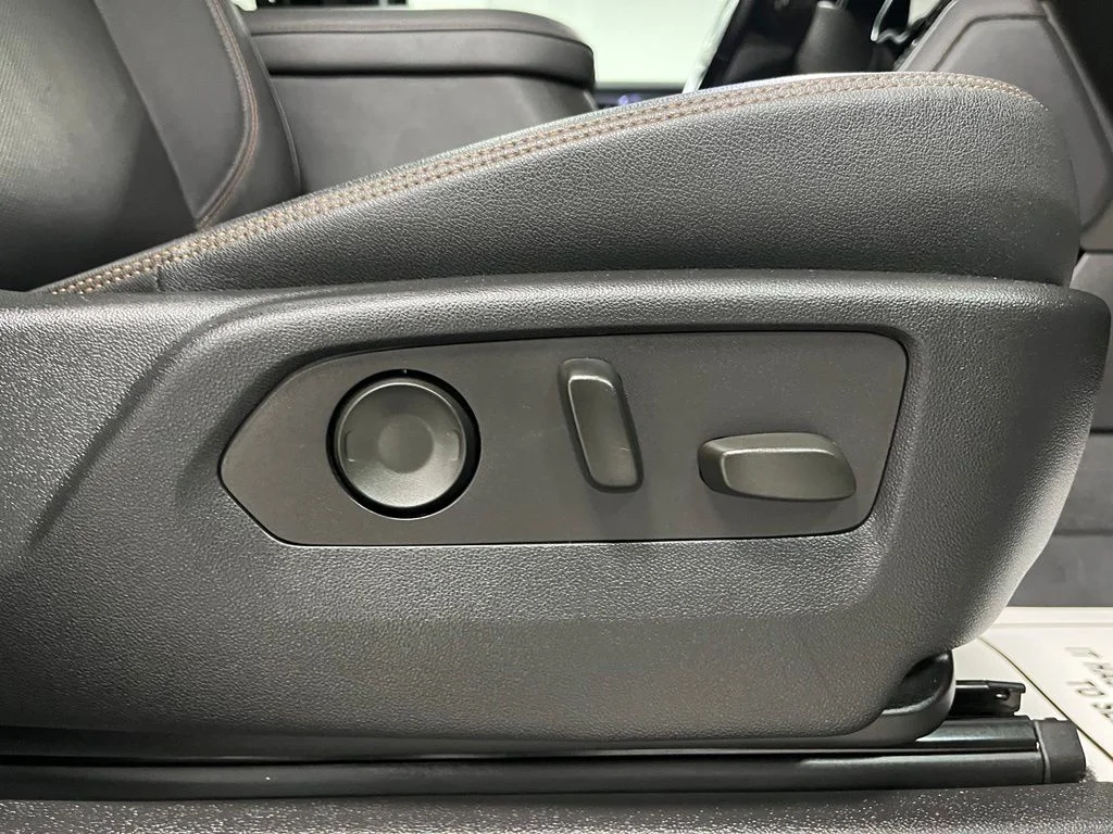 Used 2022 White GMC AT4 image 57