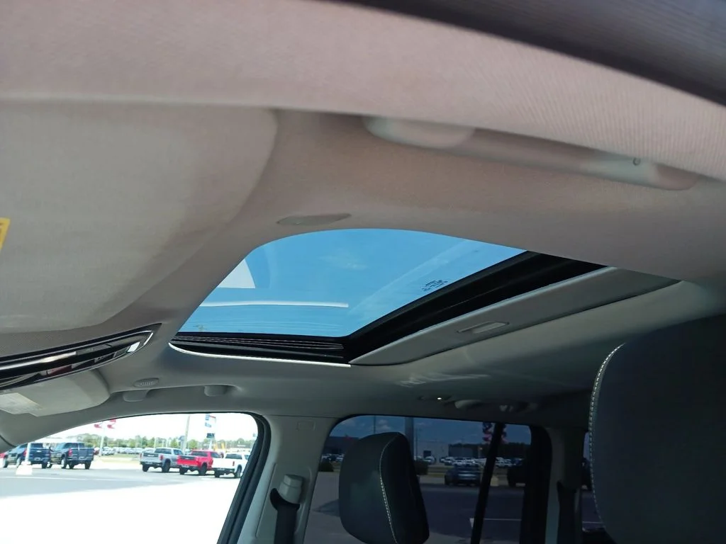Used 2023 White Jeep Laredo image 22