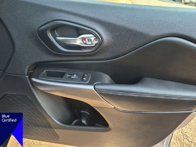 Used 2020 Silver Jeep Latitude image 34