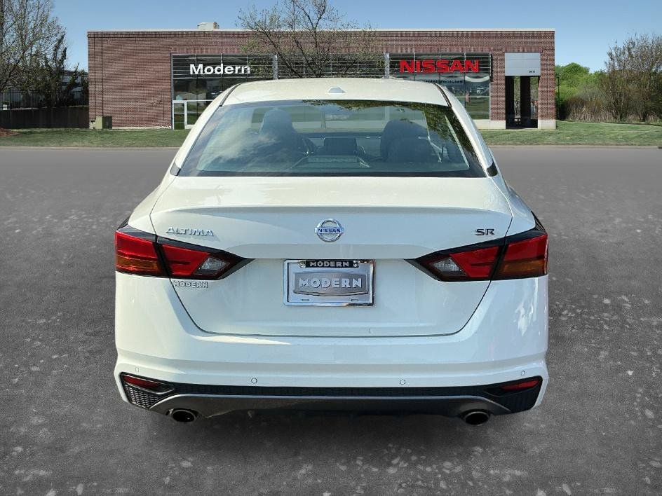 Used 2022 Glacier White Nissan 2.5 SR image 3