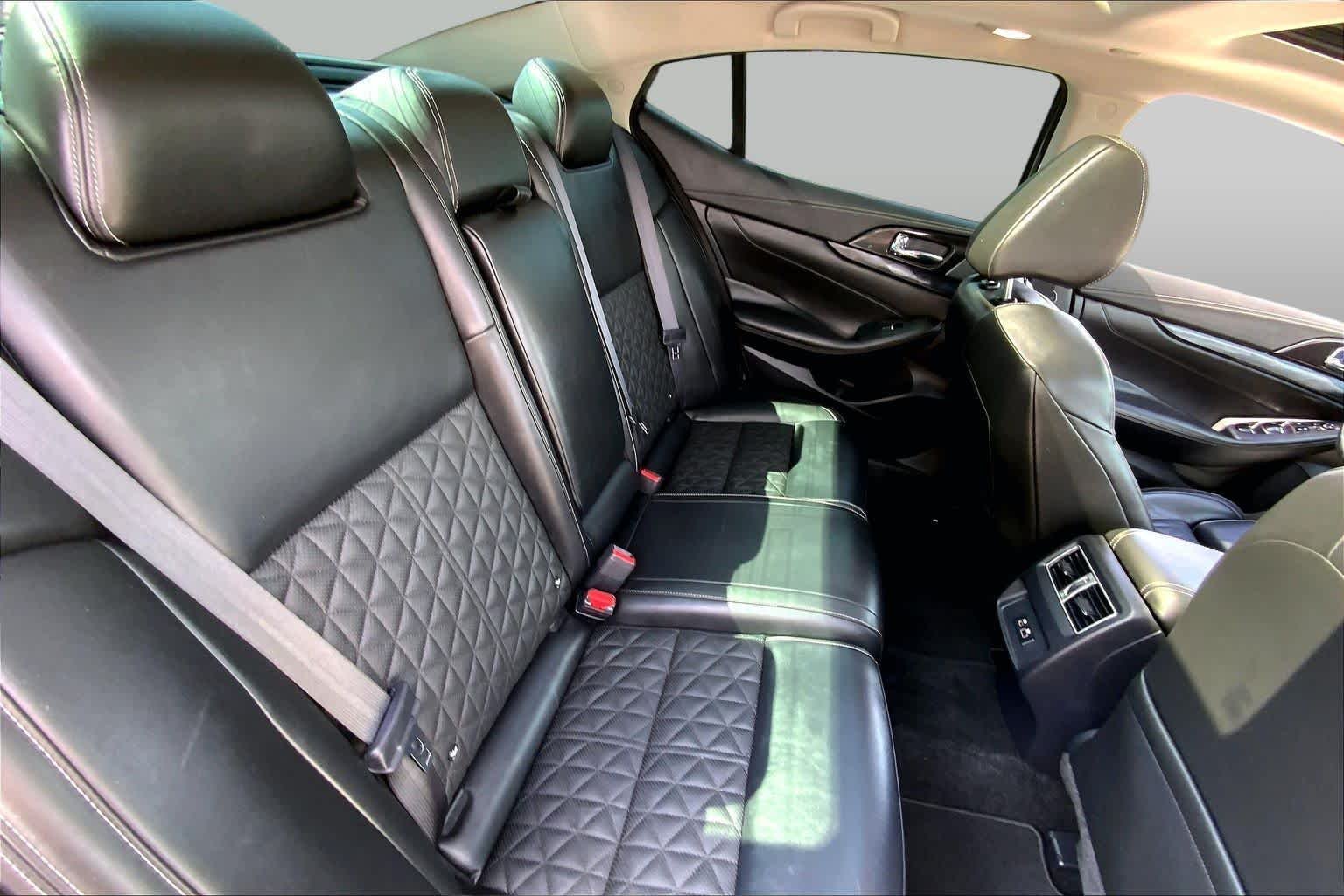 Certified Used 2019 Pearl White Tricoat Nissan Platinum image 18