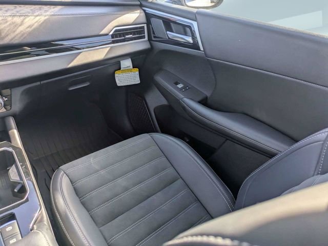Used 2025 White Mitsubishi SE image 18