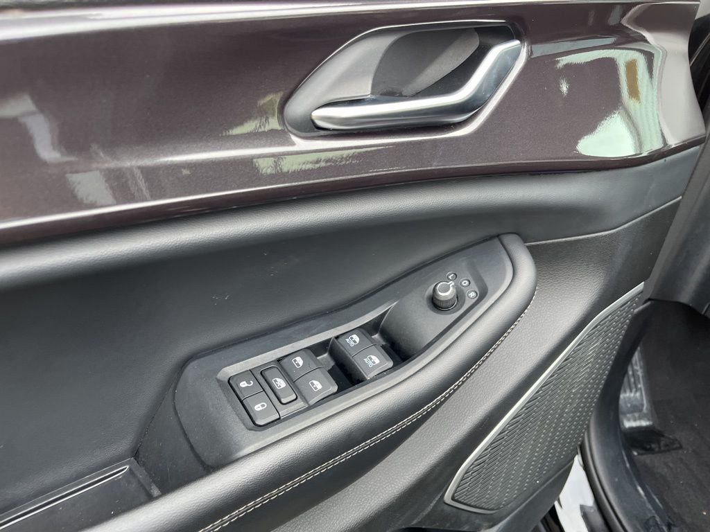 Used 2022 Diamond Black Jeep Altitude image 24