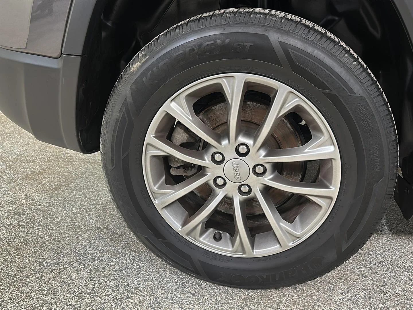 Used 2022 Granite Crystal Metallic Clearcoat Jeep Latitude Lux image 10