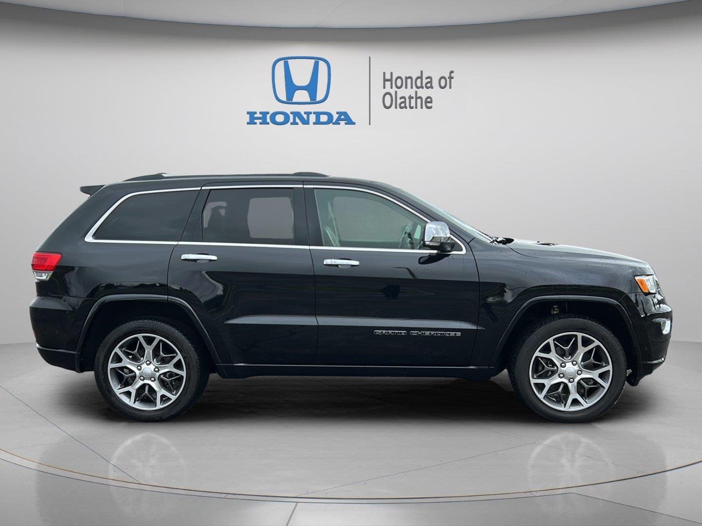 Used 2021 Jeep Grand Cherokee Overland with VIN 1C4RJFCG8MC503389 for sale in Kansas City
