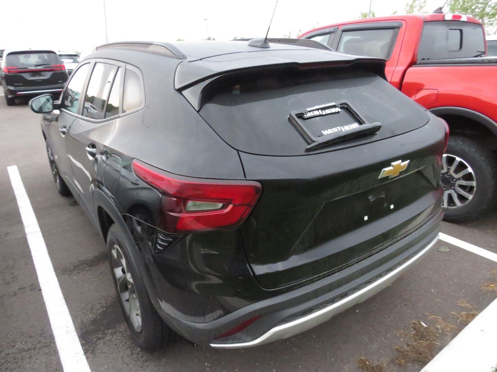 Used 2024 MOSAIC BLACK METALLIC CHEVROLET TRUCK  image 8