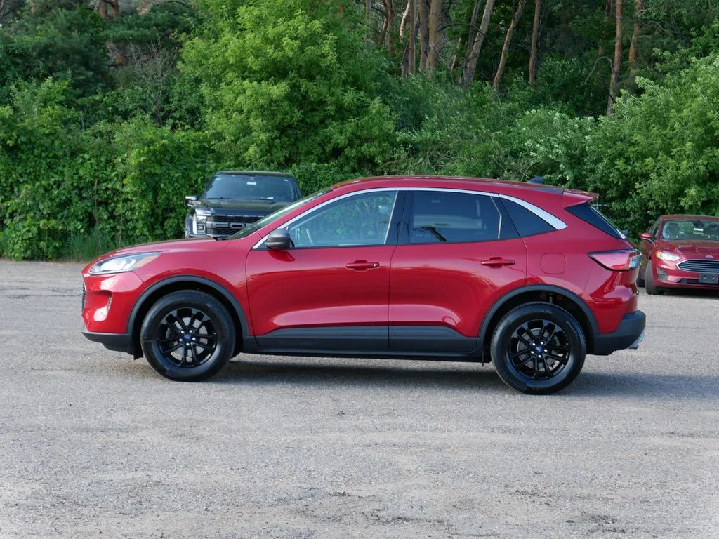 Used 2022 Red Ford SE image 5