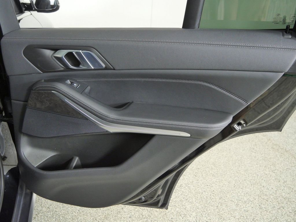 Used 2022 Black Sapphire Metallic BMW xDrive40i image 25