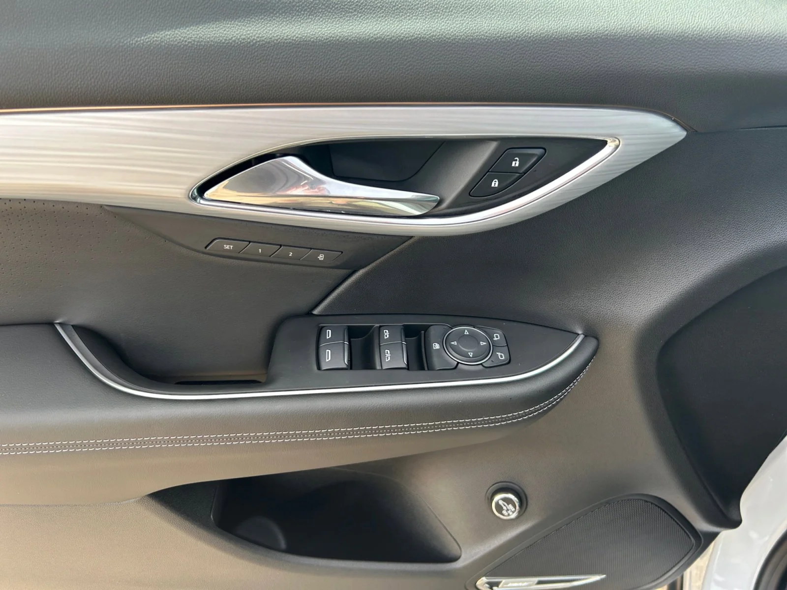 New 2026 Iridescent White Tricoat Buick Avenir AWD image 17