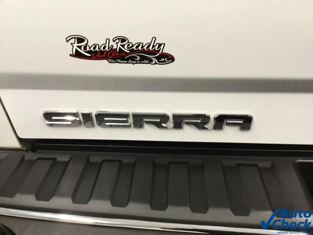 Used 2018 White GMC Base image 19