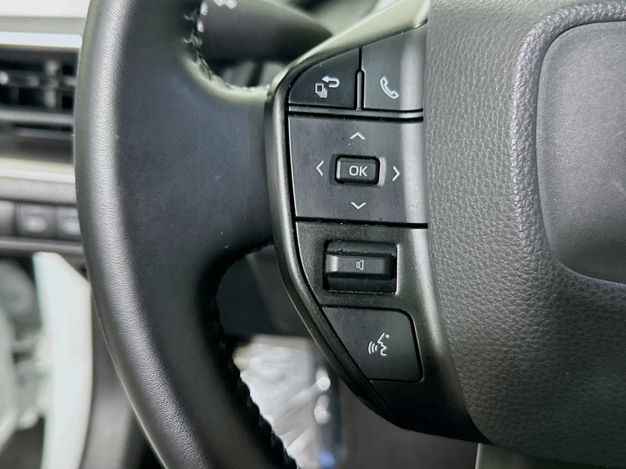 Used 2023 Pearl Toyota LE image 16