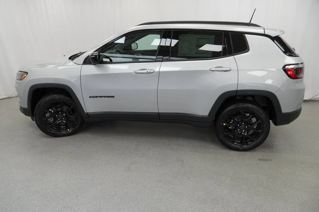 New 2026 Silver Zynith Metallic Clear-Coat Exterior Paint Jeep Latitude image 14