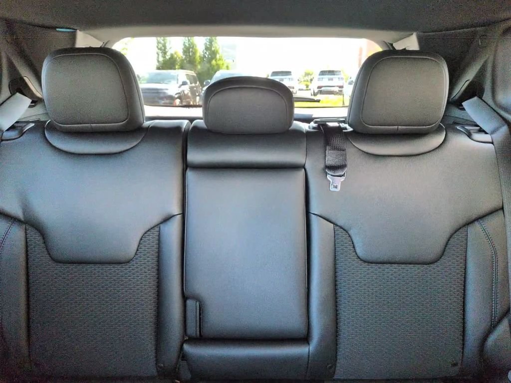 New 2026 Bright White Clearcoat Jeep Latitude image 27