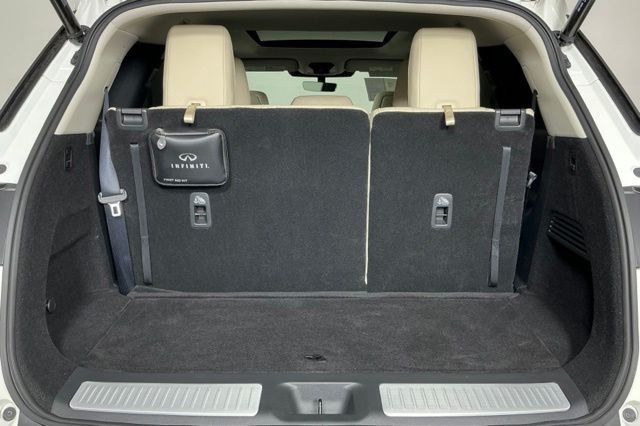 Used 2023 White INFINITI LUXE image 25