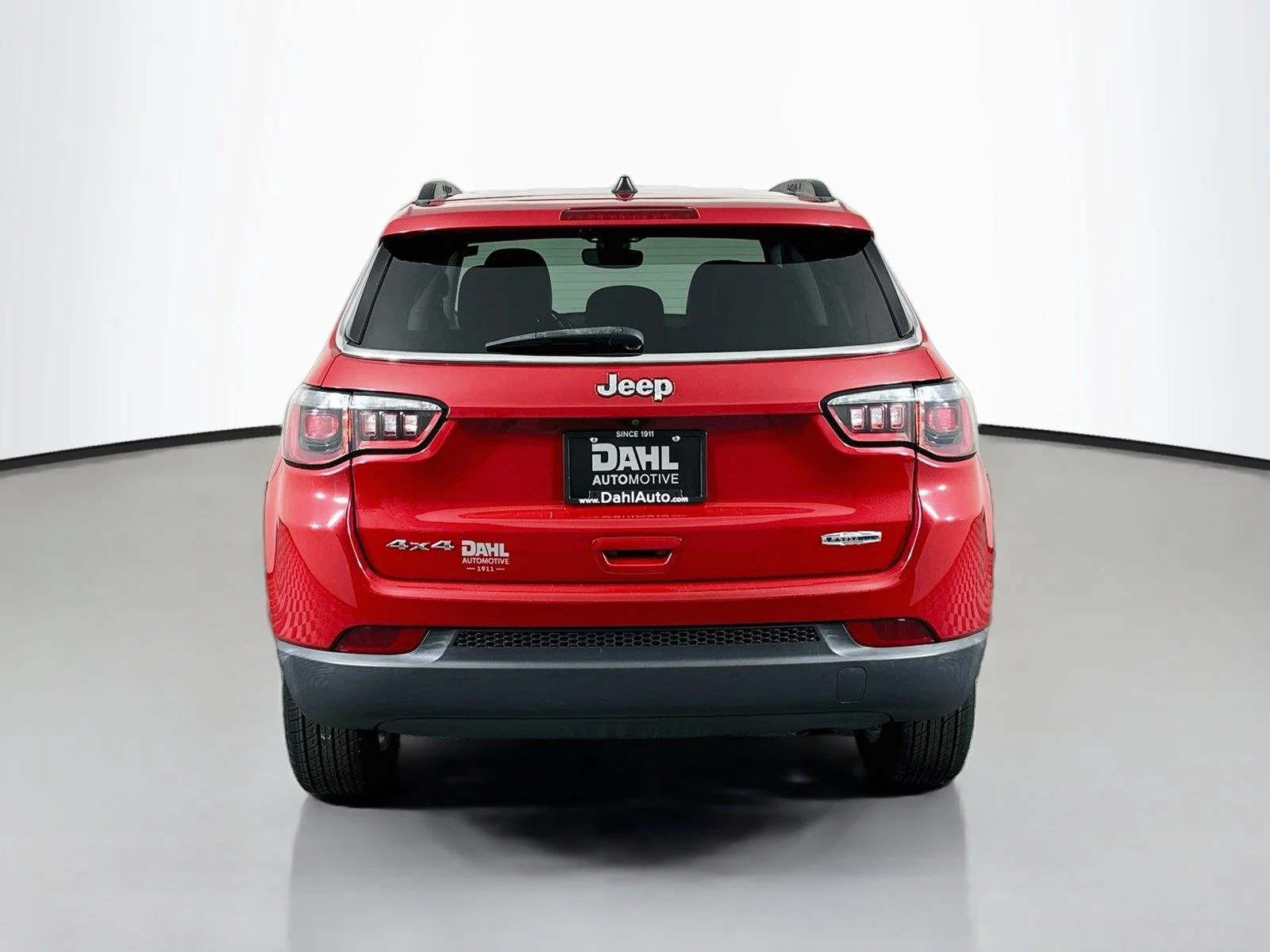 Used 2019 Redline Pearlcoat Jeep Latitude image 12