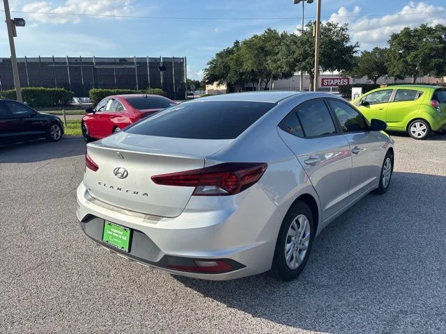 Used 2019 Silver Hyundai SE image 3