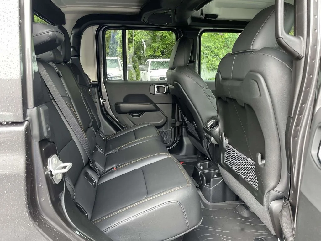 New 2026 Granite Crystal Metallic Clearcoat Jeep Sahara image 18