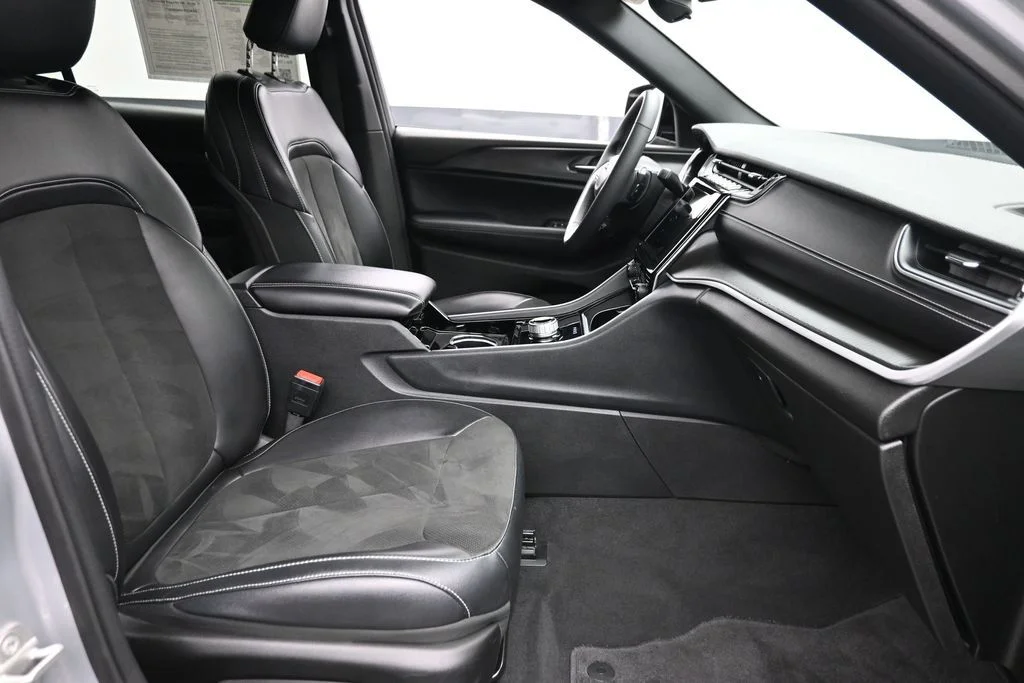 Used 2023 Silver Jeep Altitude image 10