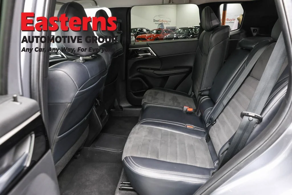 Used 2023 Silver Mitsubishi SE image 21