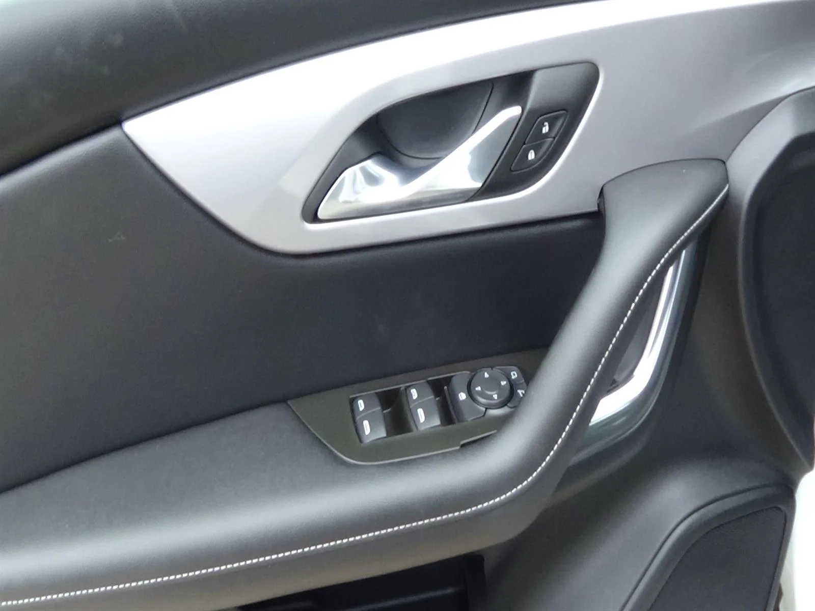 Used 2025 Summit White (gaz) Chevrolet LT image 15
