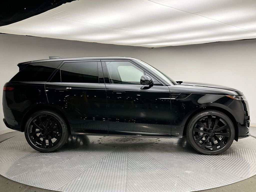 New 2026 Santorini Black Metallic Land Rover Dynamic SE image 4