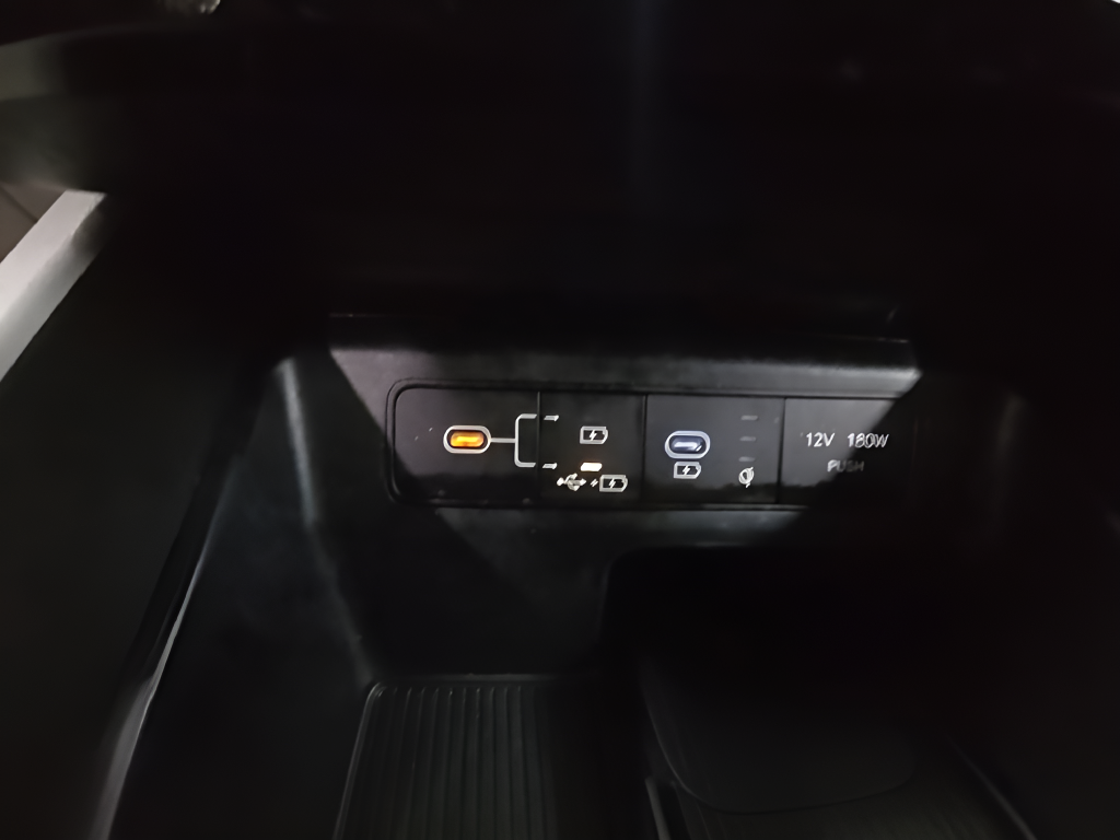 Used 2025 White Hyundai SEL image 34