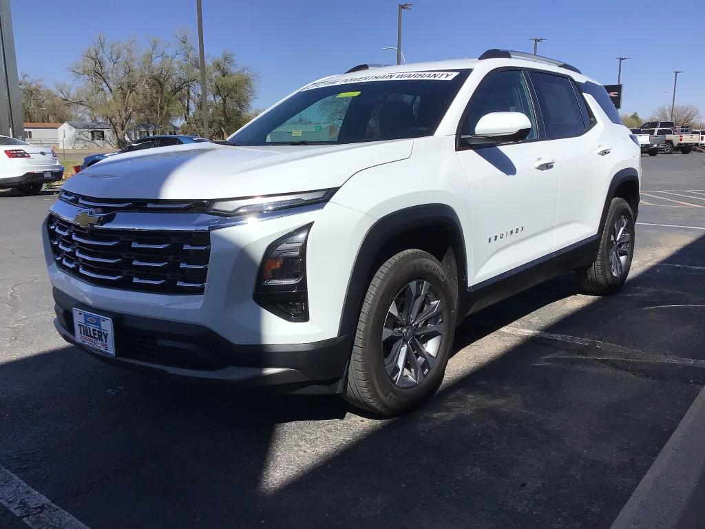 Used 2025 Summit White Chevrolet LT image 3