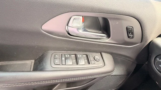 2026 Chrysler Pacifica Select - Photo 15