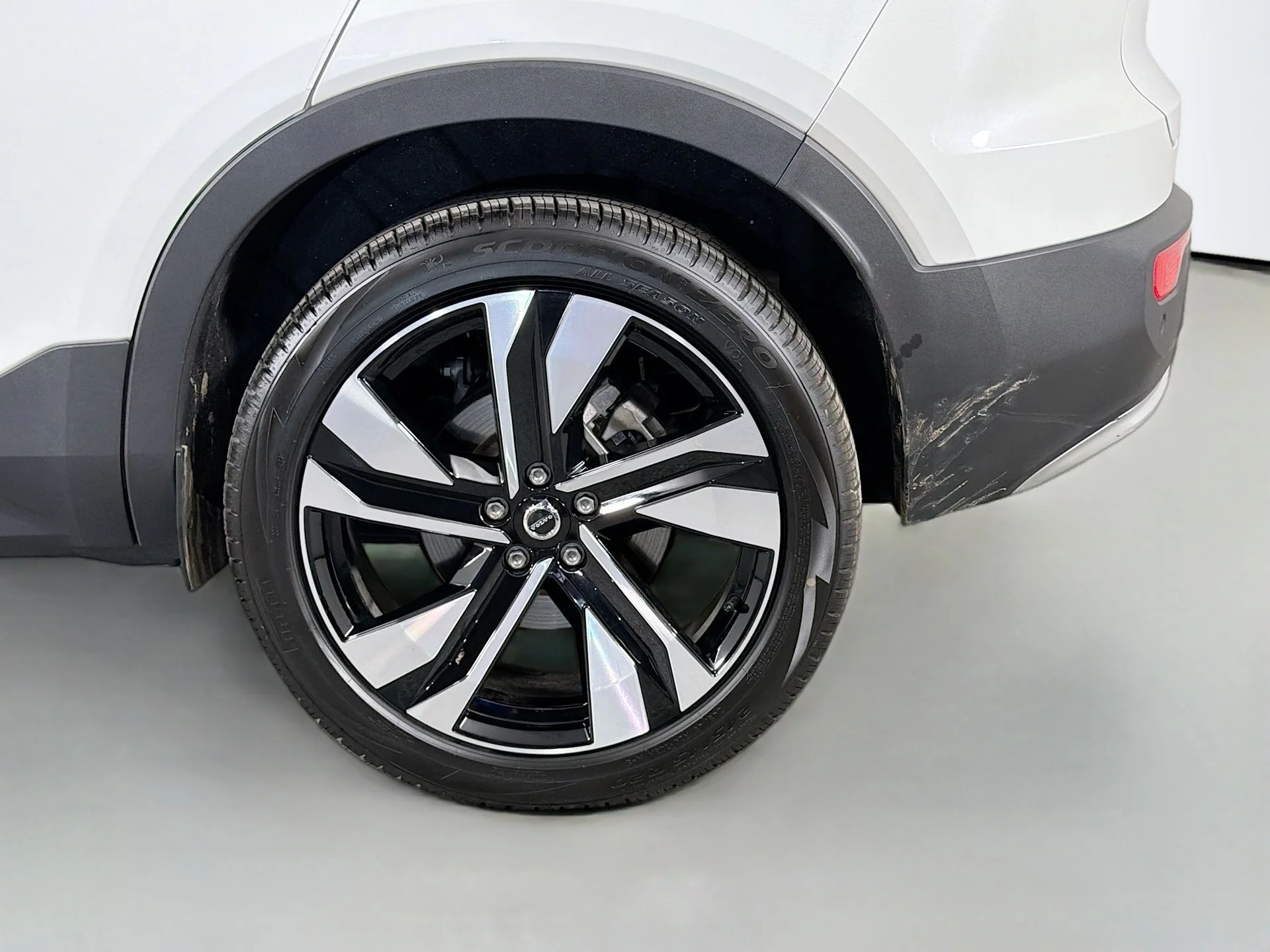 Certified Used 2023 Crystal White Volvo Core  image 28