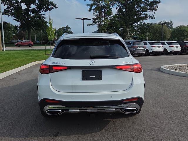 New 2027 MANUFAKTUR Moonlight White Metallic Mercedes-Benz GLC300 image 4