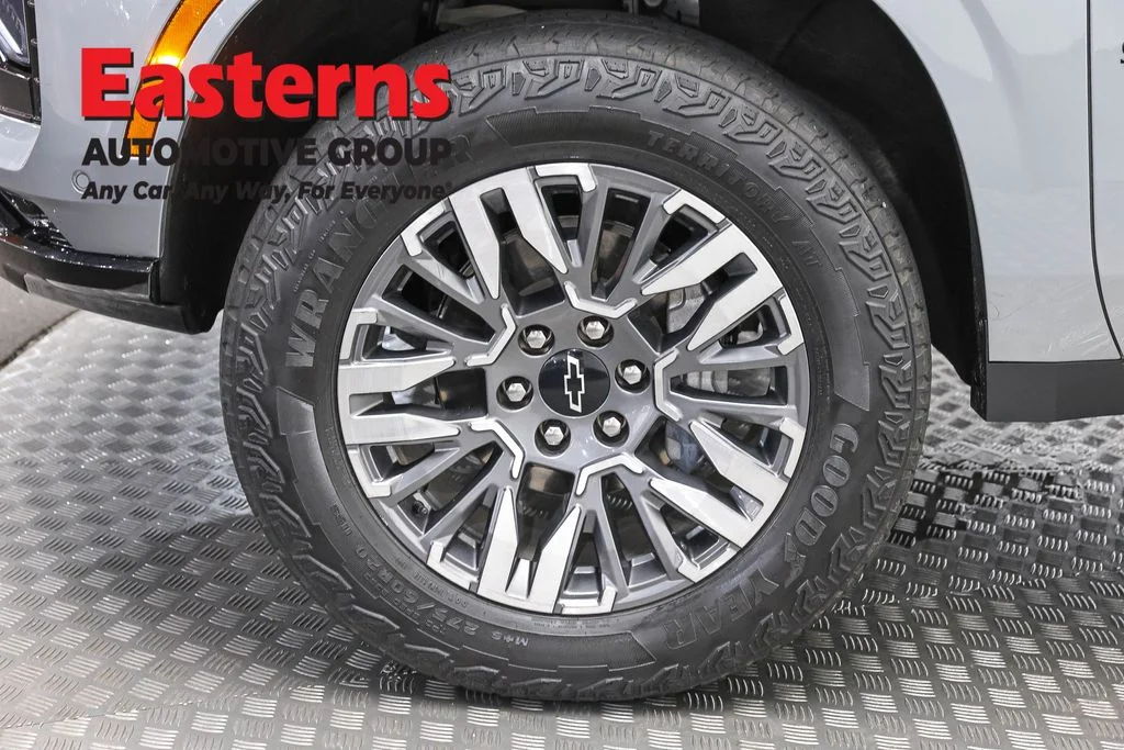 Used 2025 Gray Chevrolet Z71 image 35