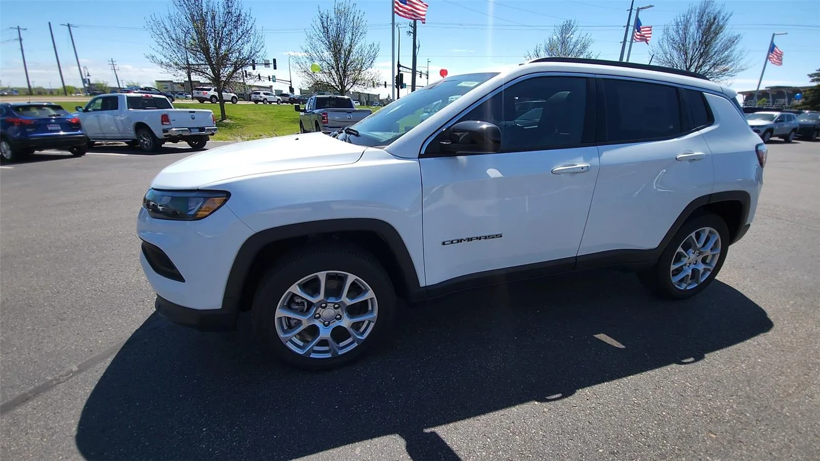 New 2024 Bright White Clear-Coat Exterior Paint Jeep Latitude Lux image 4