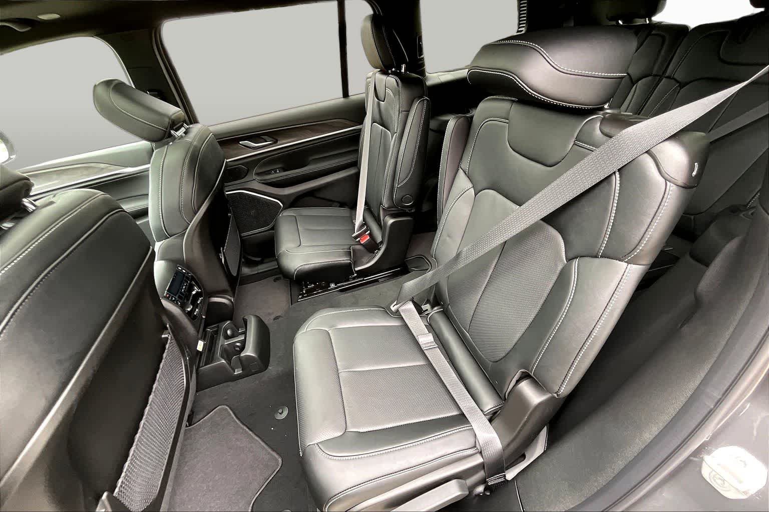 New 2026 Baltic Gray Metallic Clear-Coat Exterior Paint Jeep Limited Reserve image 21