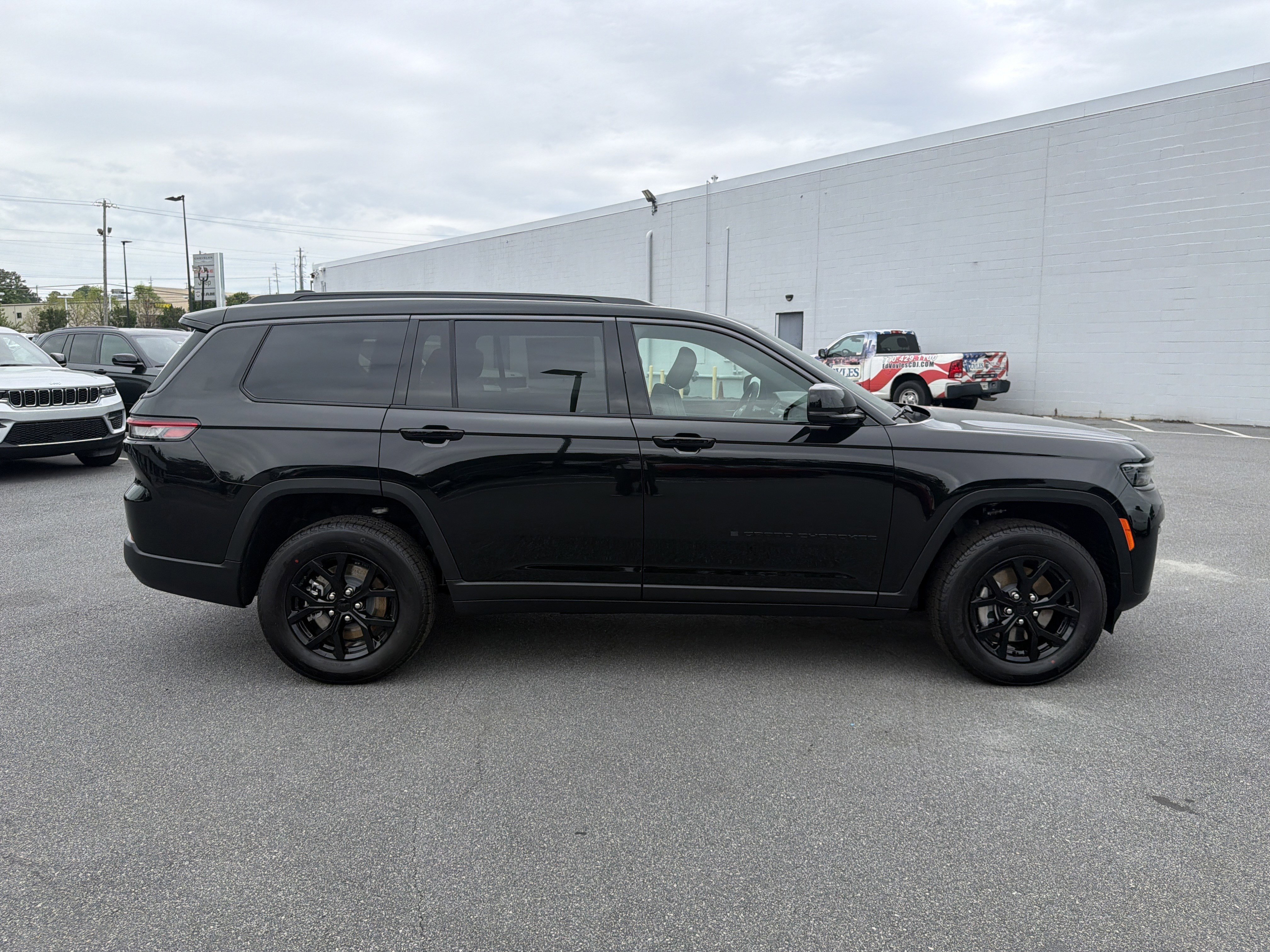 New 2026 Diamond Black Crystal Pearl-Coat Exterior Paint Jeep Altitude image 9