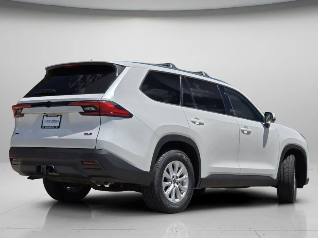 Used 2024 Wind Chill Pearl Toyota XLE image 20