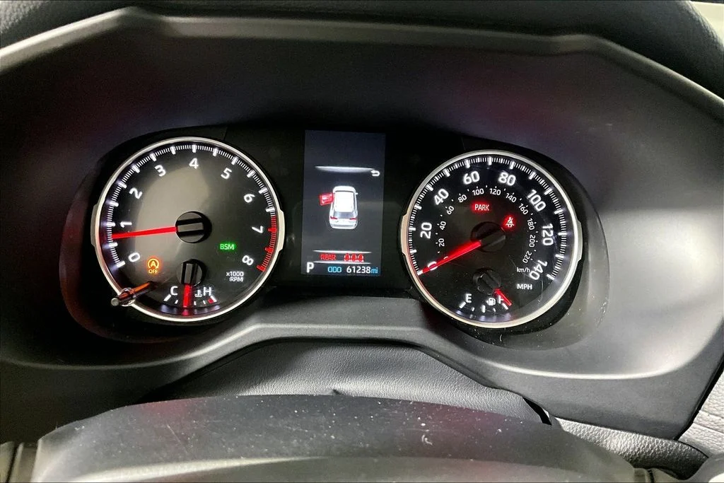 Used 2020 White Toyota XLE Premium image 16